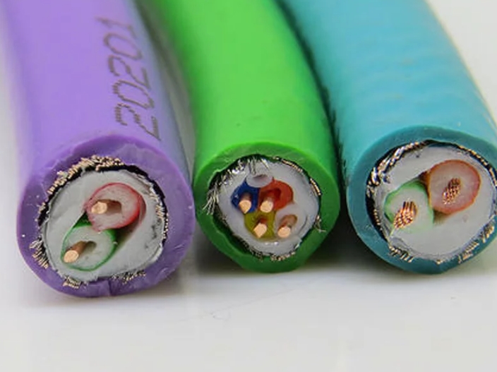 在挑選線纜的時(shí)分必定要注意其適宜性、完整性以及質(zhì)量的好壞.jpg